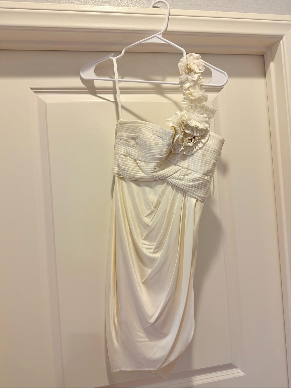 BCBGMAXAZRIA Ivory One Shoulder Floral Ruched Cocktail Dress XXS